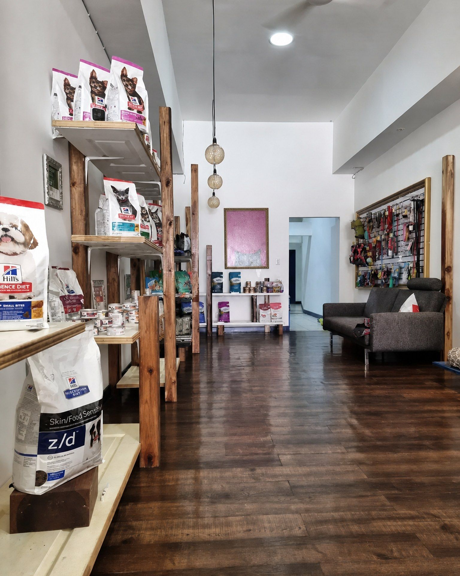 Interior de la clínica con estantería de productos